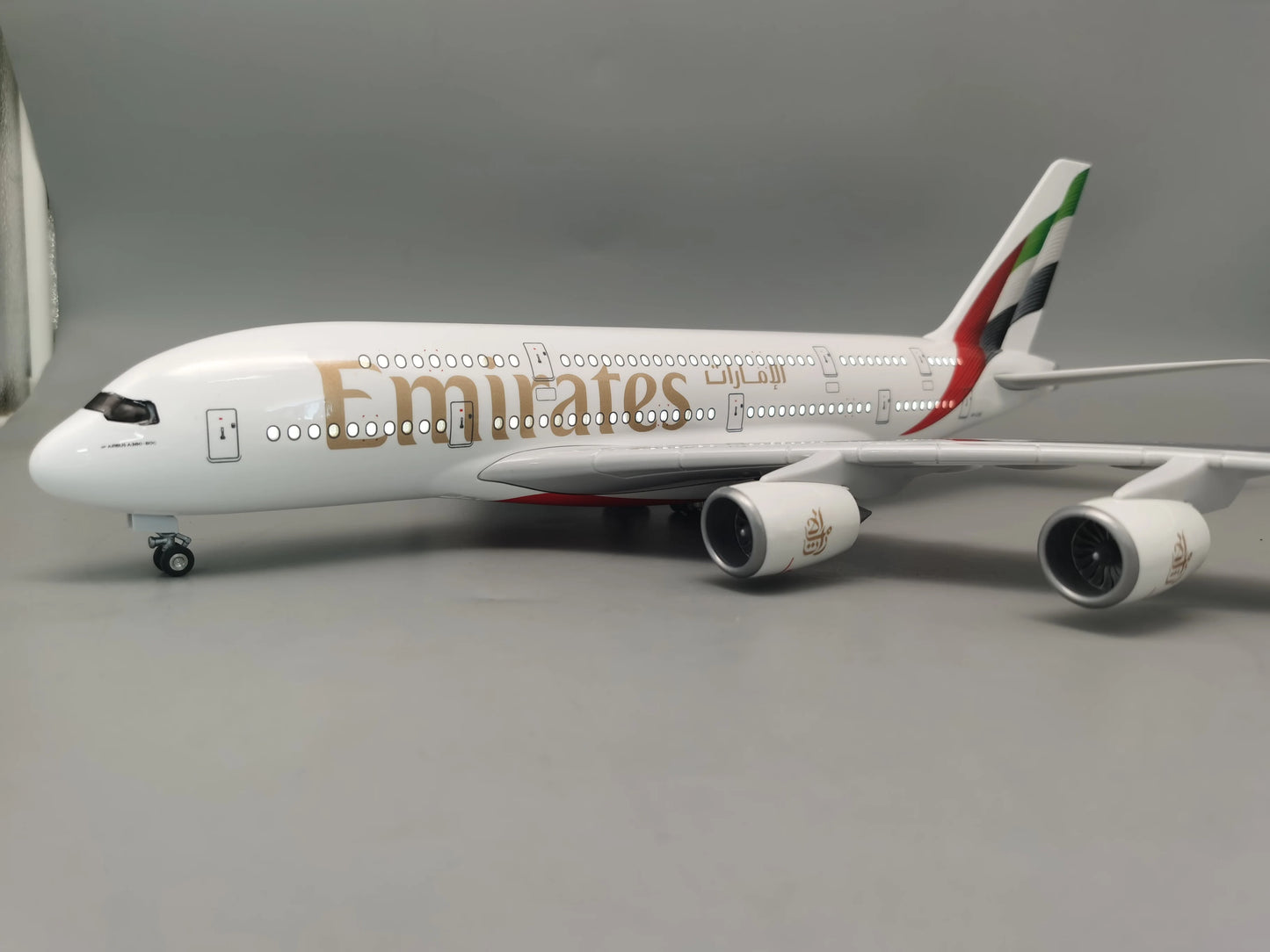 Juguete fundido a presión, modelo de resina plástica, modelo de avión de 47cm, escala 1/160, A380, avión de línea aérea de nuevos Emiratos con luz y ruedas, colección