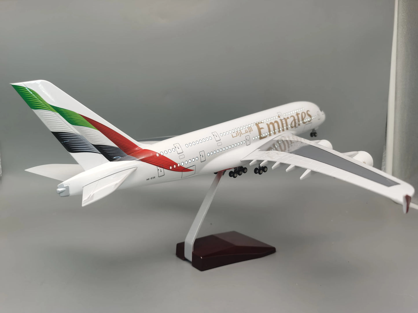 Juguete fundido a presión, modelo de resina plástica, modelo de avión de 47cm, escala 1/160, A380, avión de línea aérea de nuevos Emiratos con luz y ruedas, colección