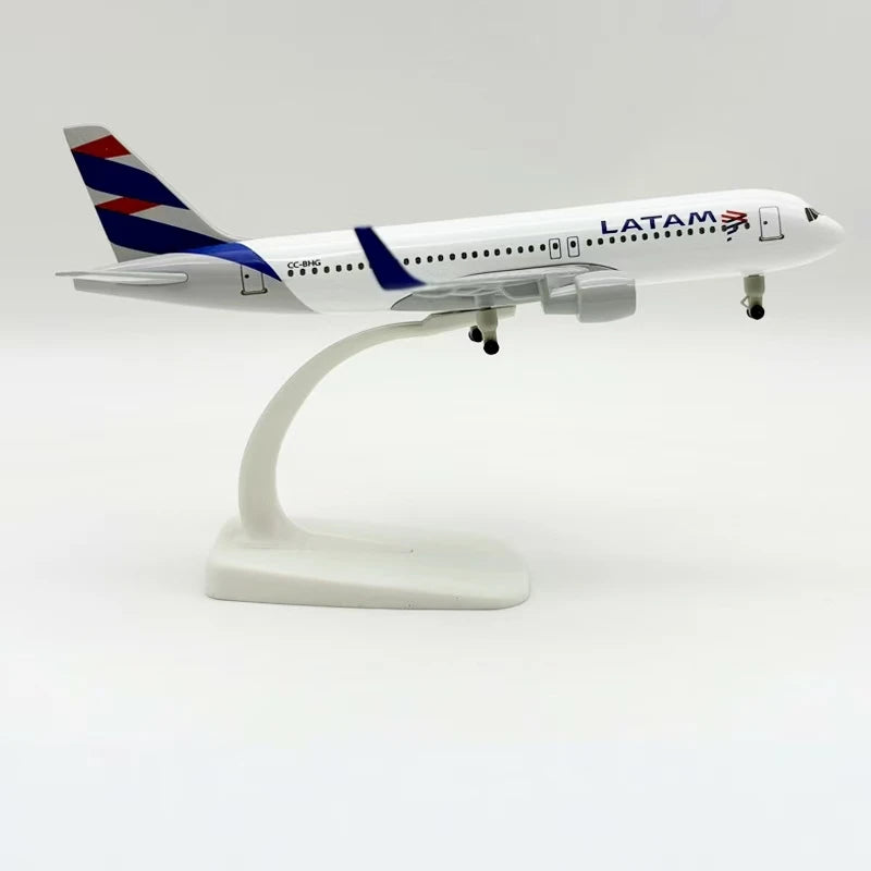 19cm aleación Metal Chile Air LATAM Airlines Airbus 320 A.320 Airways Diecast avión modelo avión con ruedas trenes de aterrizaje