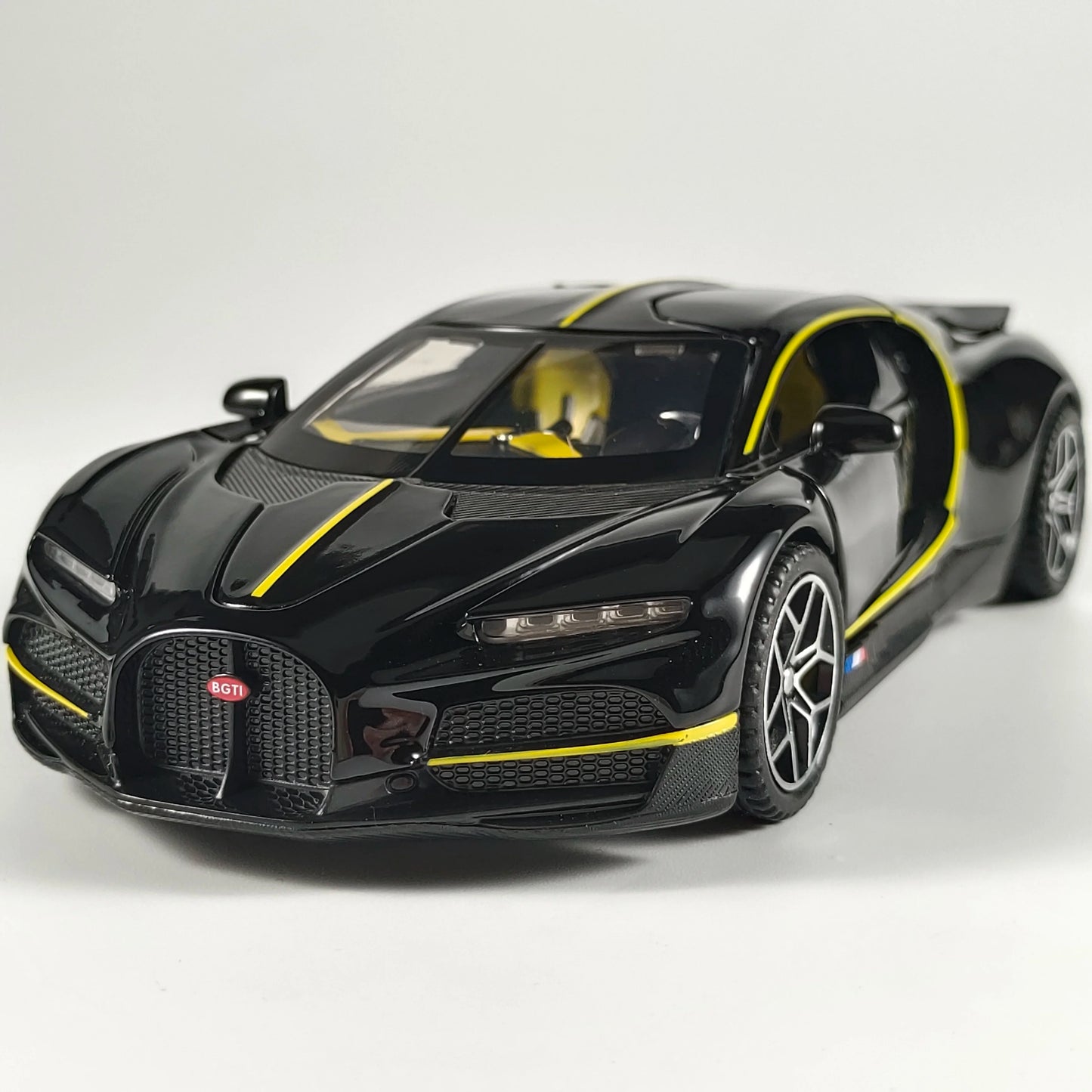 1:32 Bugatti Tourbillon V16 supercoche de aleación de Metal modelo fundido a presión juguetes para niños Mini colección GT pasatiempos regalos de cumpleaños niño