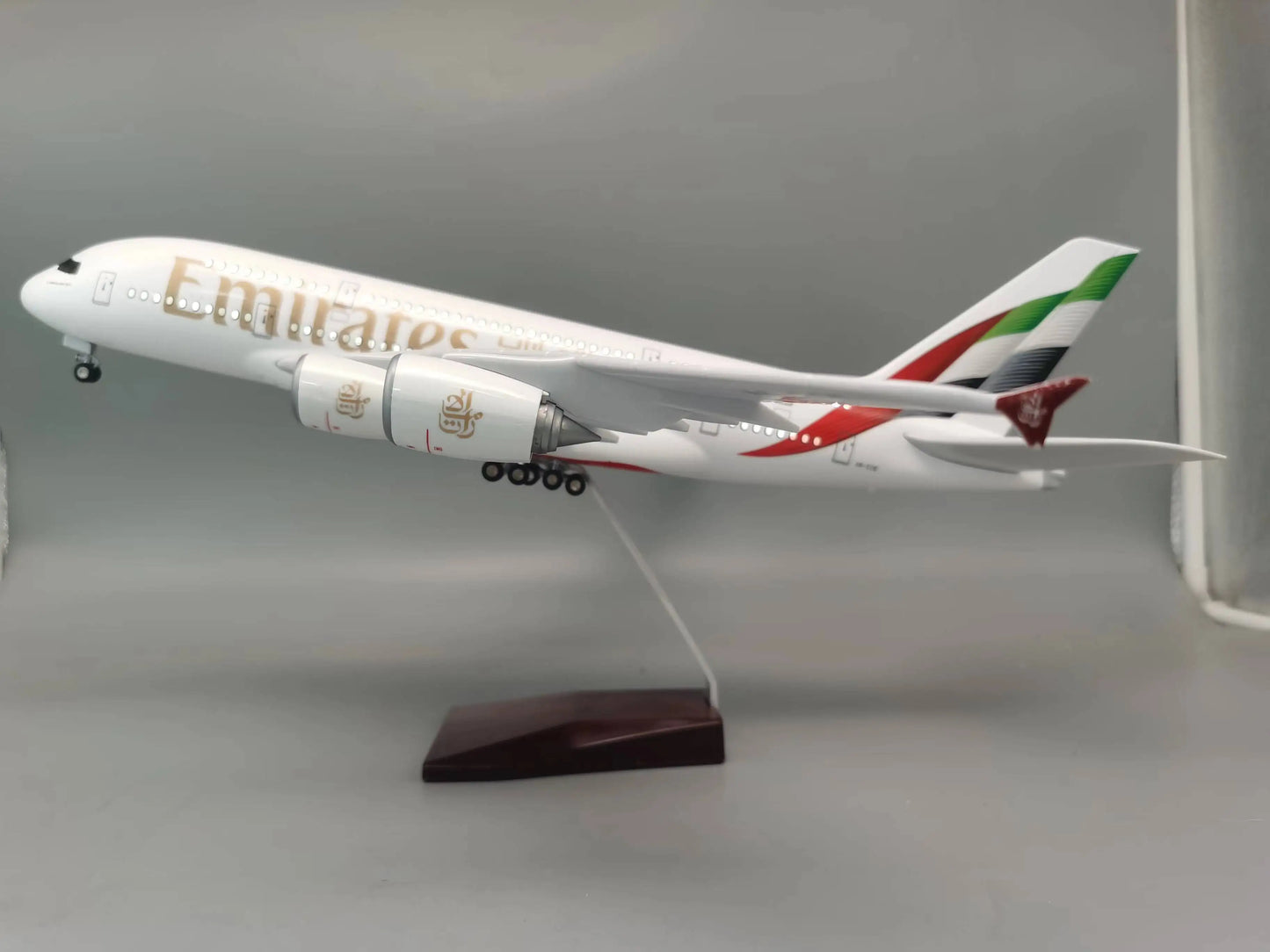 Juguete fundido a presión, modelo de resina plástica, modelo de avión de 47cm, escala 1/160, A380, avión de línea aérea de nuevos Emiratos con luz y ruedas, colección